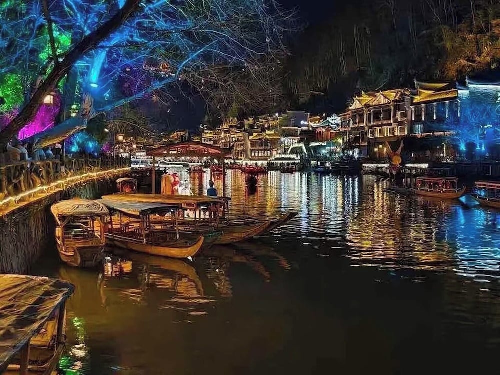 Fenghuang Oldtown Fuyuan Riverside Hotel