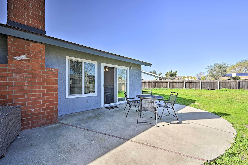 Family-friendly Oceanside Home: 5 Mi to Beach