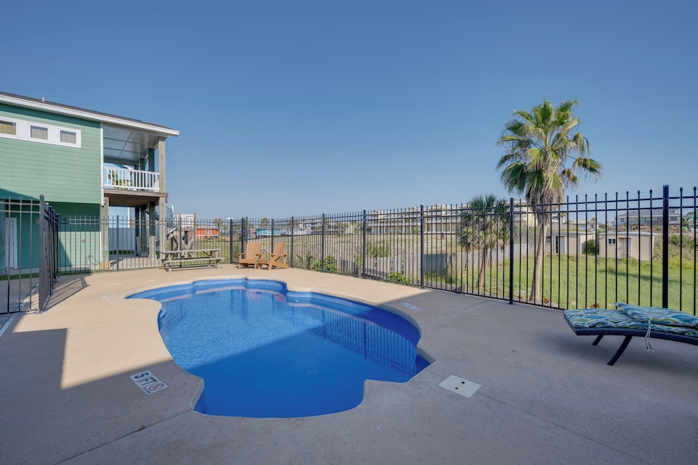 Port Aransas Home: Private Pool < 1 Mi to Beach!