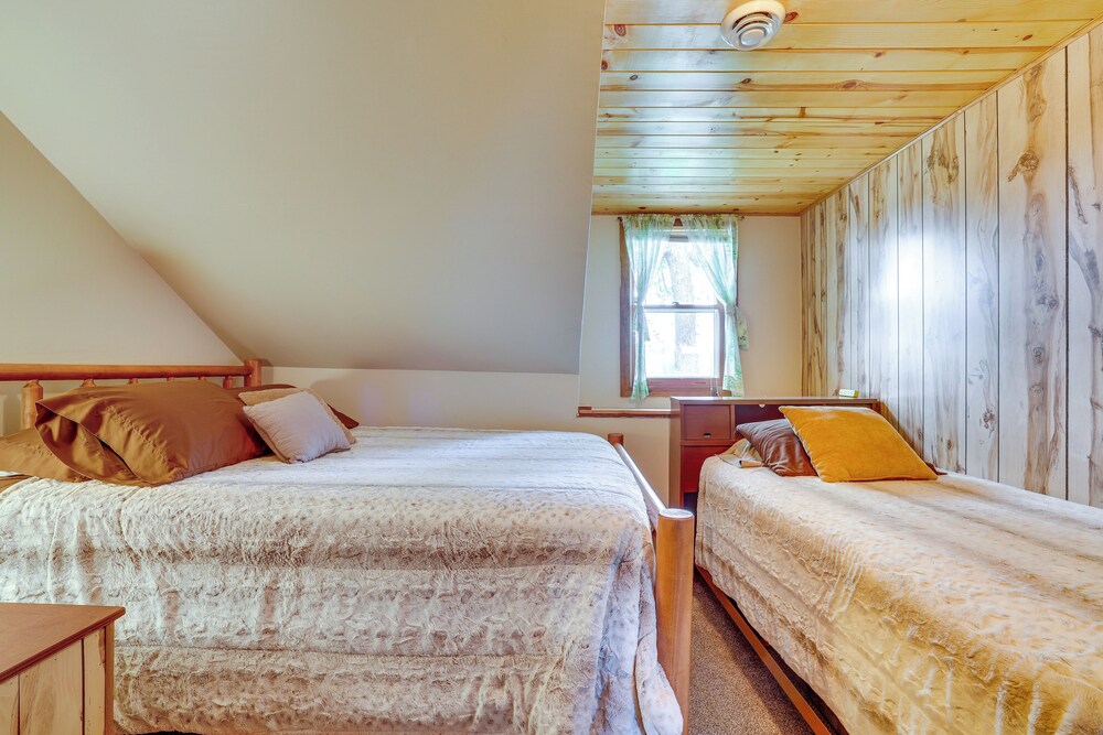 Hatfield Family Home on Lake Arbutus: Boat & Hike