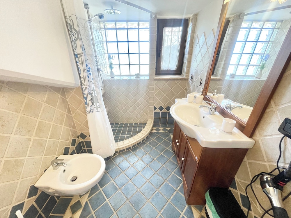 Charming Villa in Umbria - Sleeps 16 - Lake View - Pool, Jacuzzi and Events Room