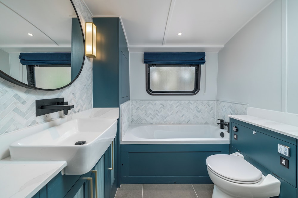 Elegant houseboat near Canary Wharf
