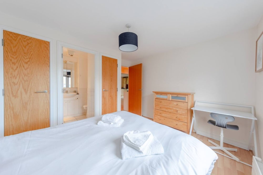 Spacious 2 Bedroom Apartment Near White City