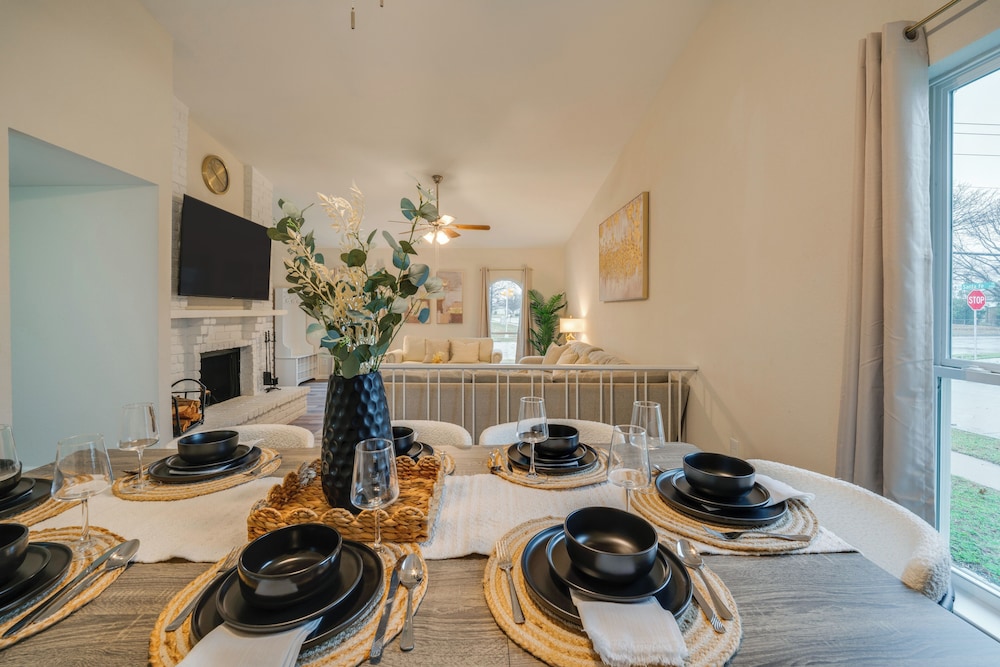 10 Mi to Six Flags: Pet- & Family-friendly Retreat