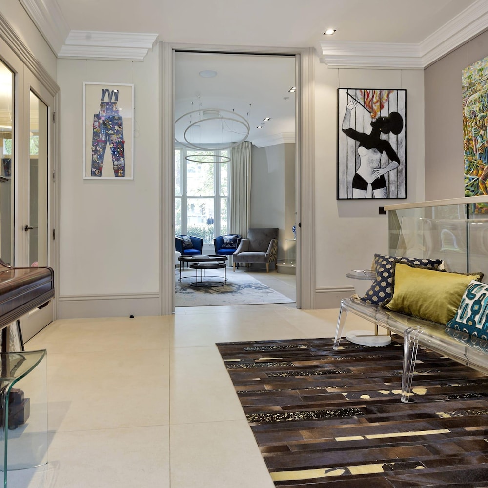 Astounding 7bed Notting Hill Family Home w Private Garden Games Room Parking