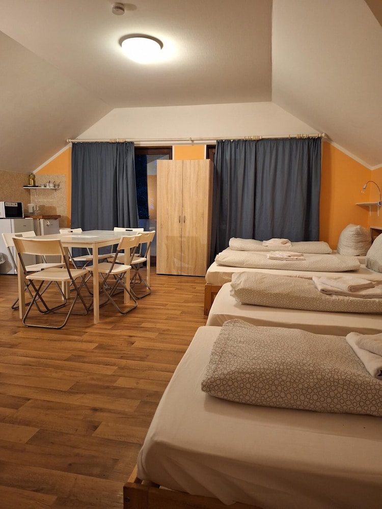 2-Rent Group Hostel Rooms AUB162