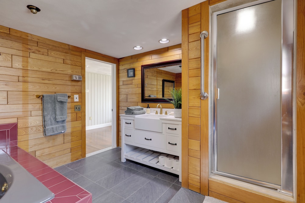 Waterfront Barrington Estate With Hot Tub!