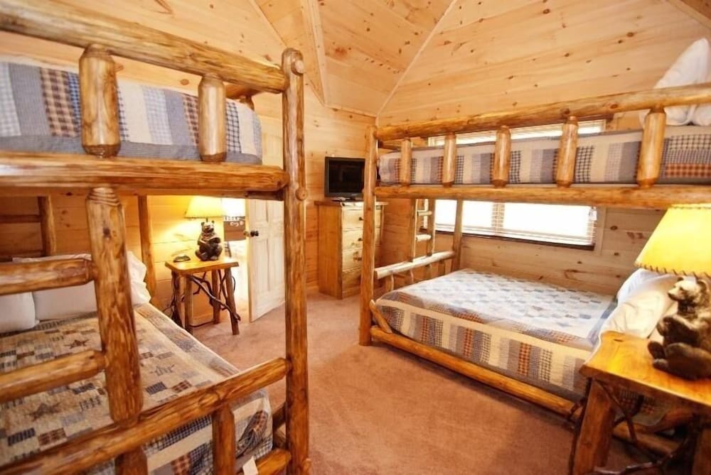 Pemberley Manor - 7 Bedrooms, 7.5 Baths, Sleeps 30 Home by RedAwning