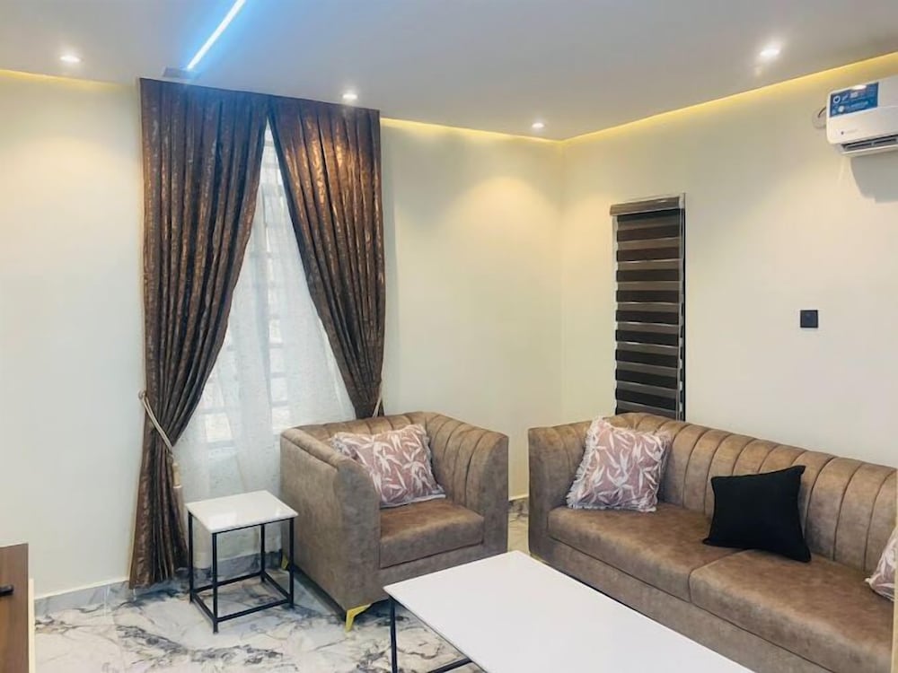 AZ KINGS HOTEL AND APARTMENT