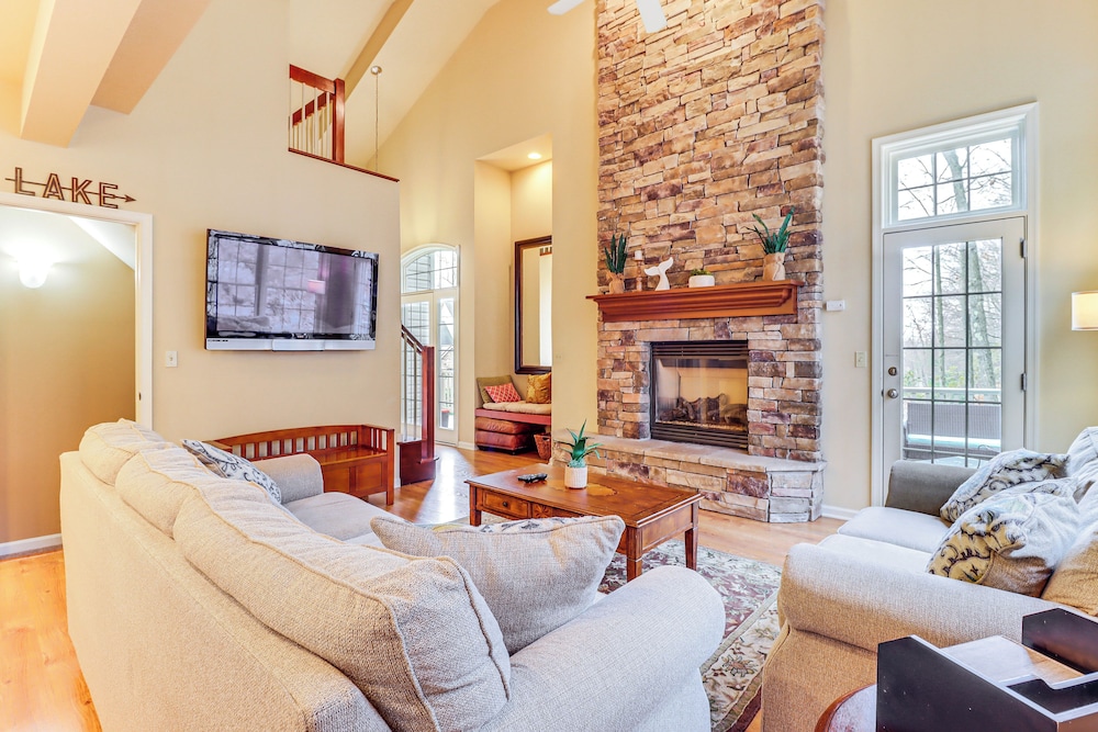 Boulder Lake Access: Townhome w/ Deck!