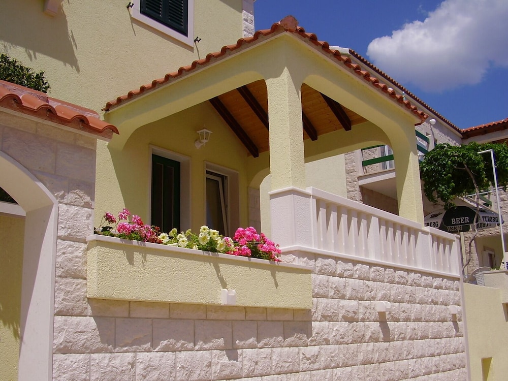 Josi - With Beautiful Garden - A1 Plavi view 2