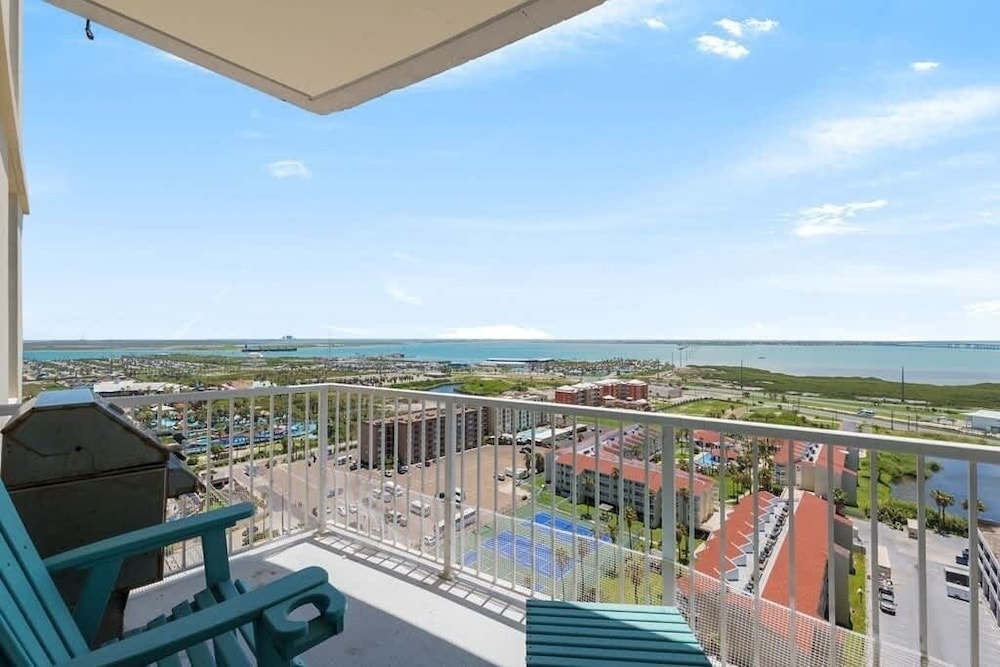 Stunning 17th Floor Spacex Direct Views Luxe 3 Bedroom Apts