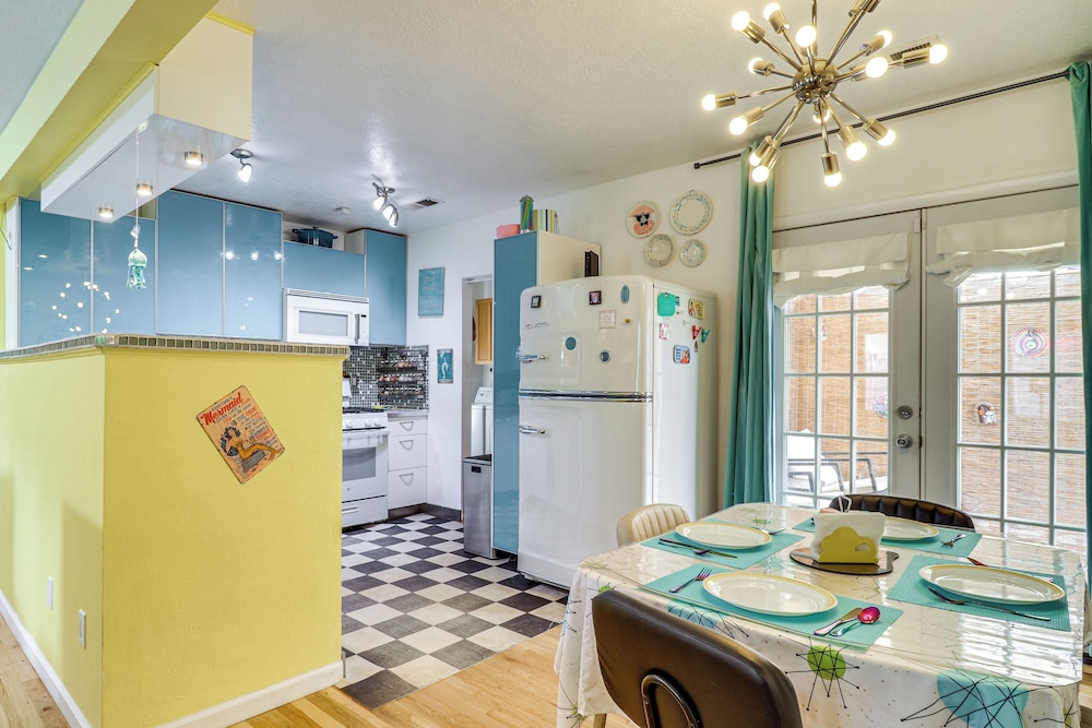 Outdoor Bar & Large Pool: Retro ABQ Retreat!