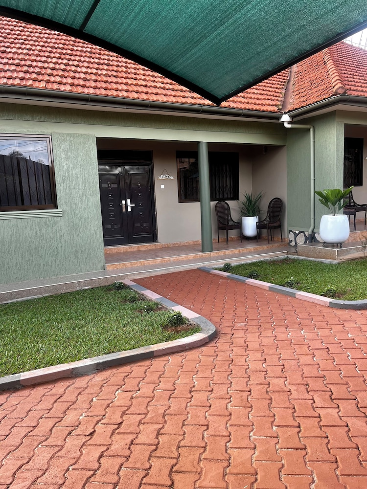 J & S Suites Kampala view 4