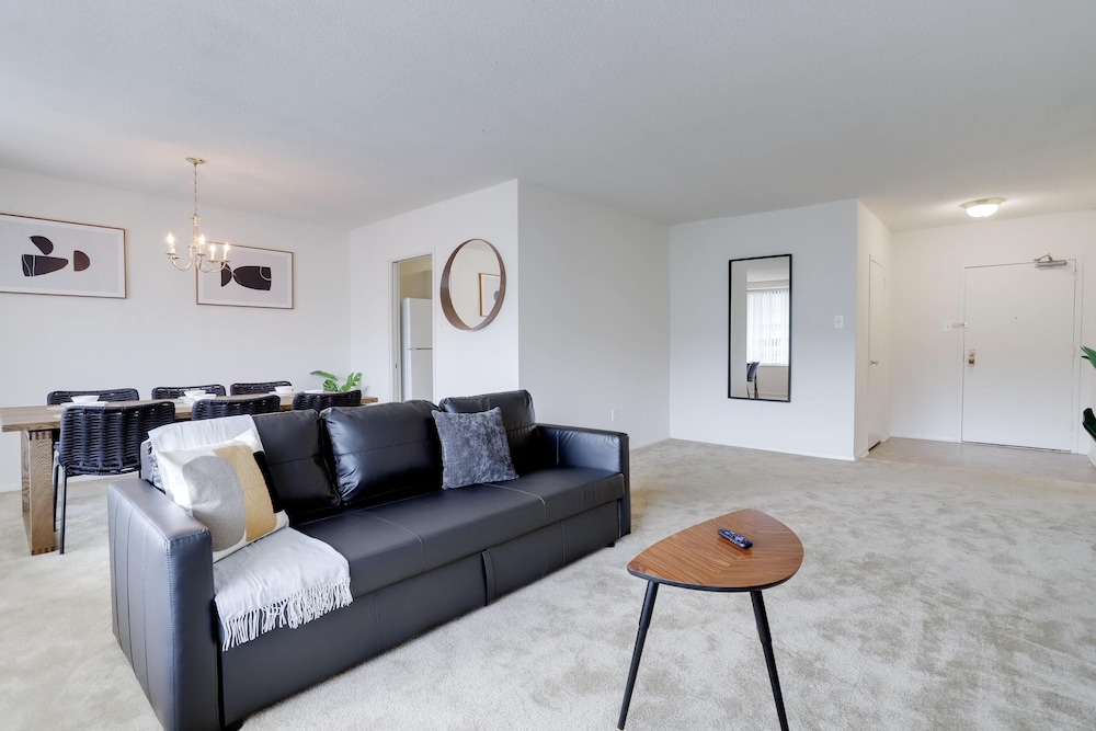 Stylish Comfort Condo in Crystal City