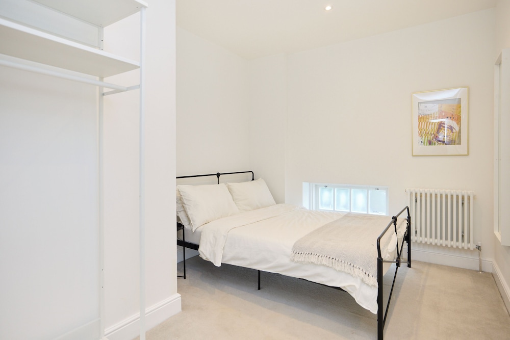 Central Tadworth Flat
