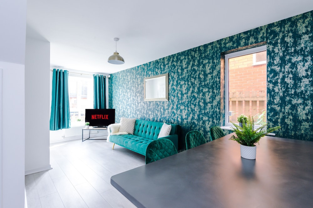 5 Bed House Manchester by MCR Dens view 5