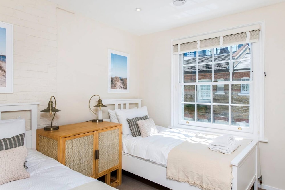 Divine 3-bed Mews House Battersea photo 4