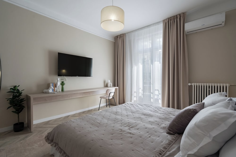 Refined & Spacious 3-Bedroom Flat Near Cismigiu, Balcony with Boulevard Views