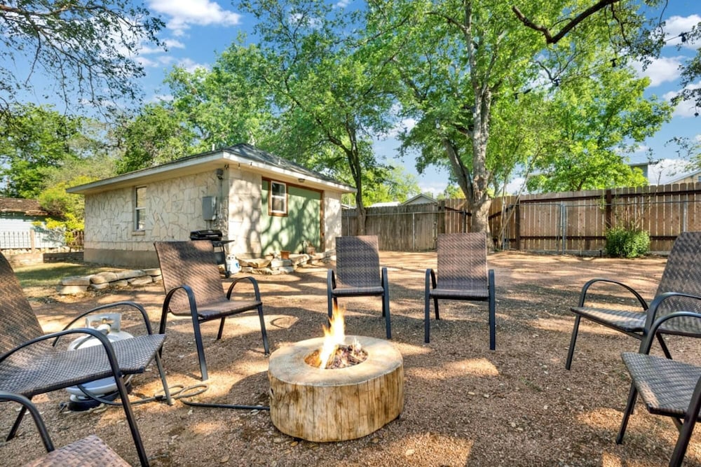 Le Chic on Creek - Central Location view 3