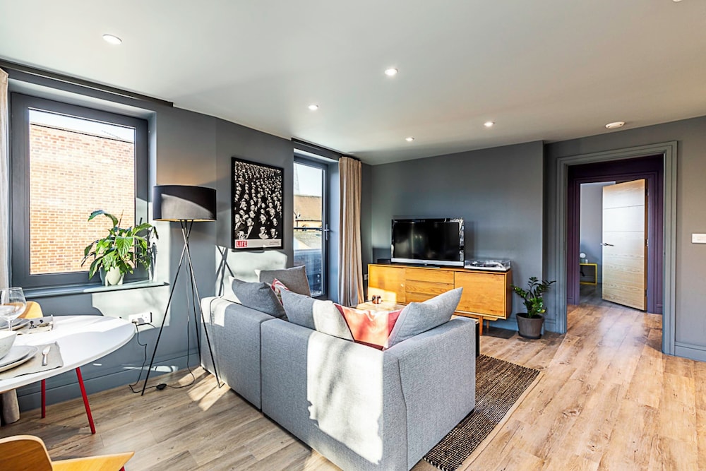 Bermondsey Bliss: Views, Comfort, and City Access!