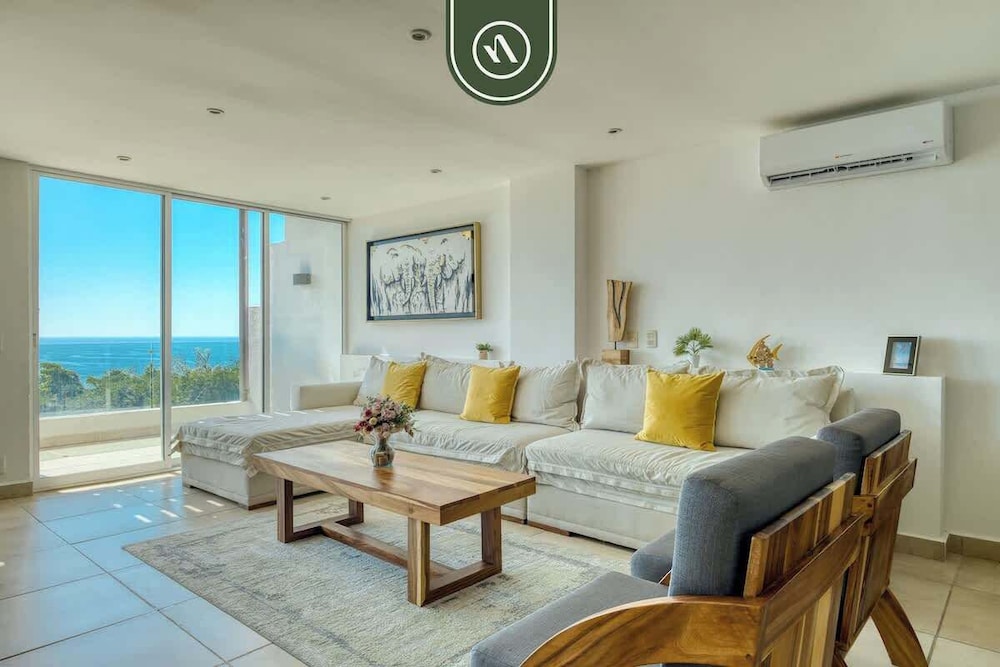 Amazing 3 BR Penthouse With Beachclub