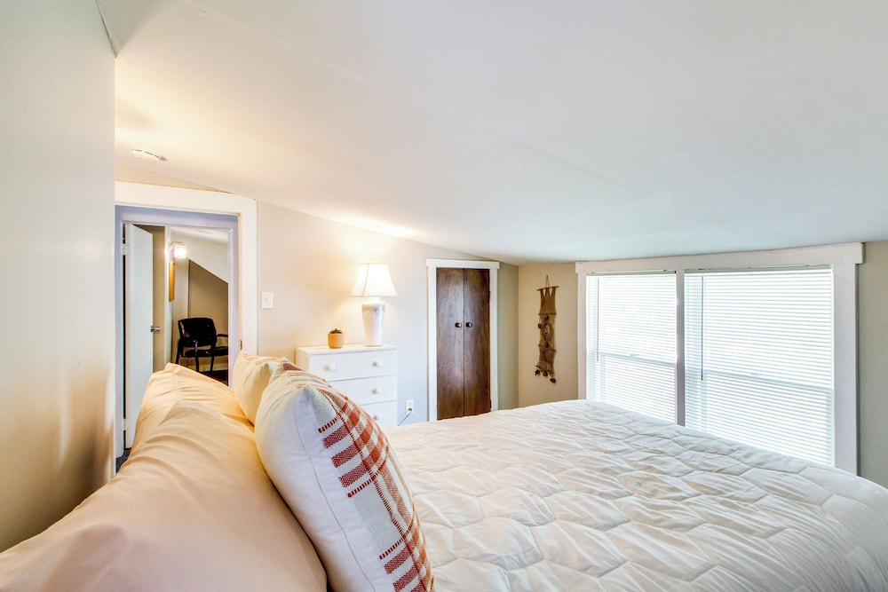 1 Mi to K-state Campus: Central Manhattan Home