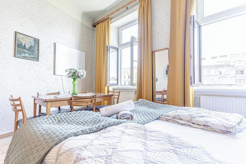Stylish 2BR Apt Garden Modern Comforts