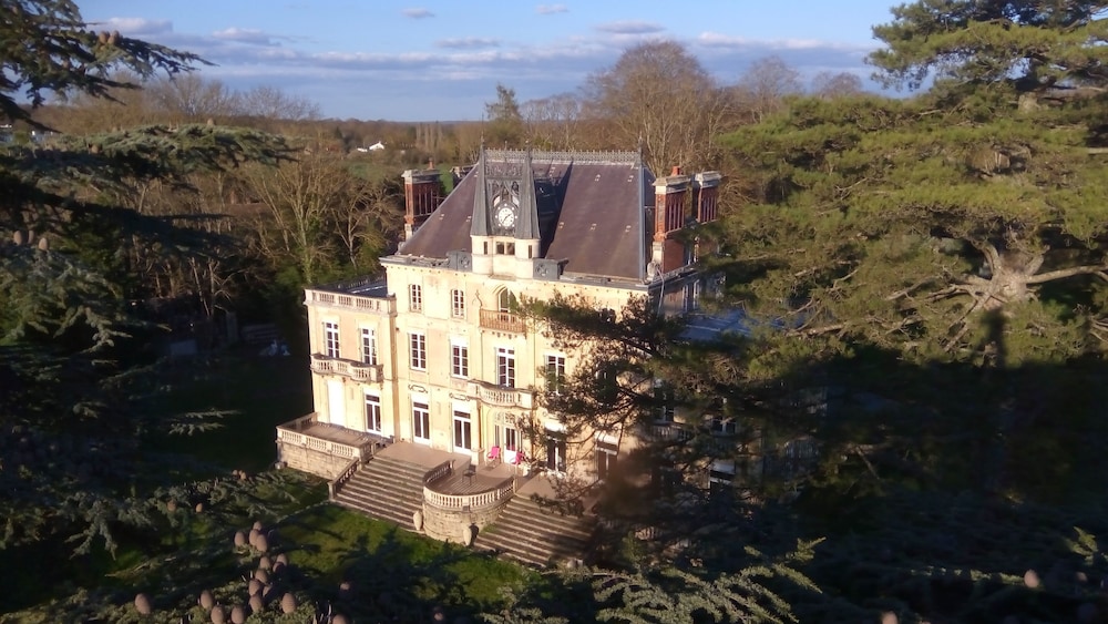 Hotel Château Nevers - Image 1