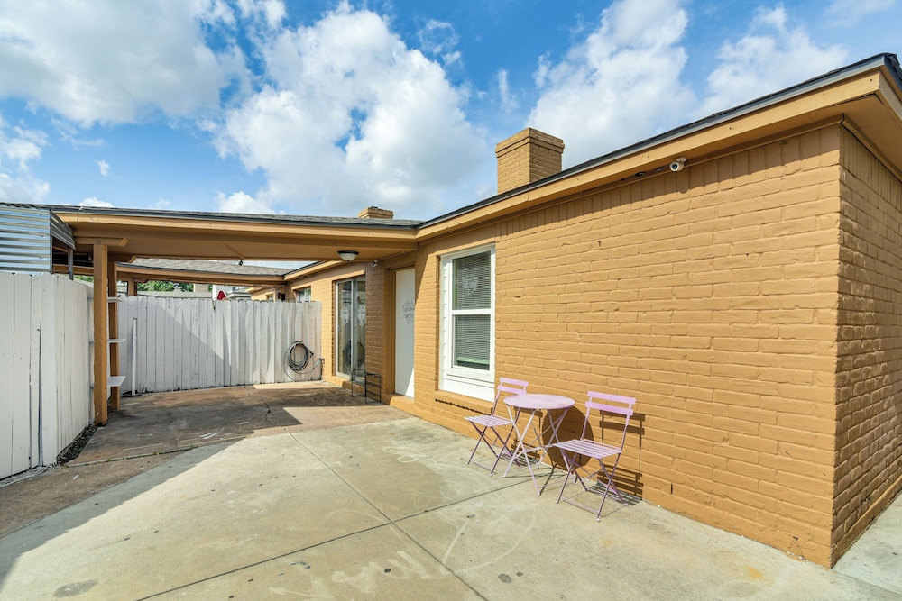 2 Mi to Chinatown: Pet-friendly Houston Home
