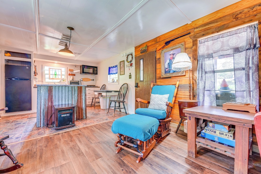 Fenced Yard: Quaint Cabin Near Lake Texoma!