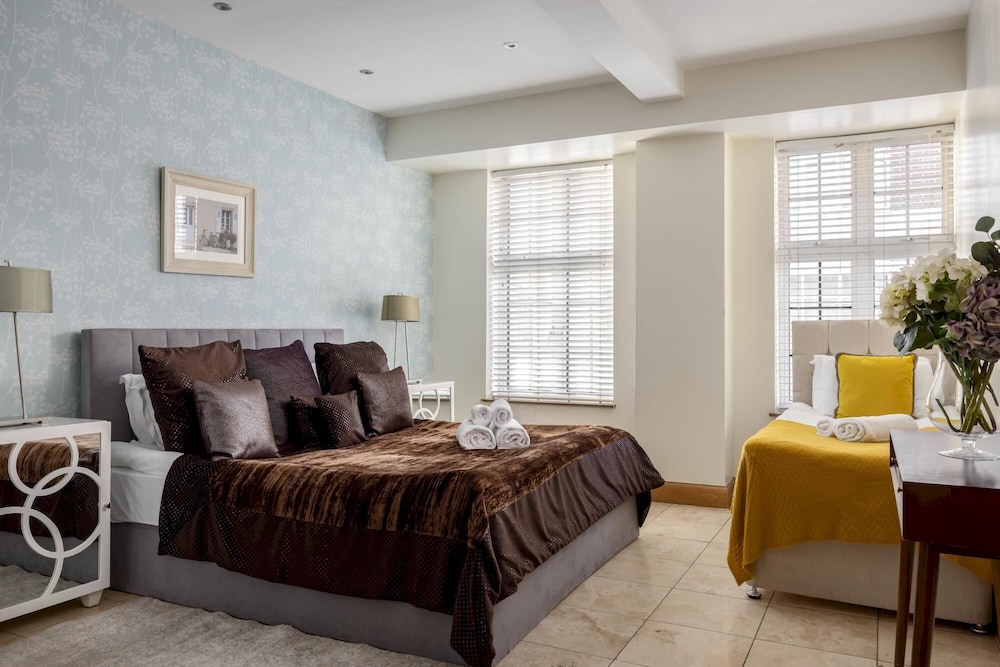 Park Lane 4-bedrooms Spacious Mayfair Family House