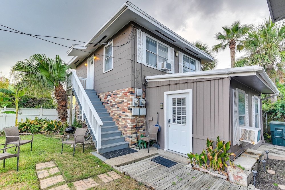 Walk to Beach: Cozy Unit in Galveston!