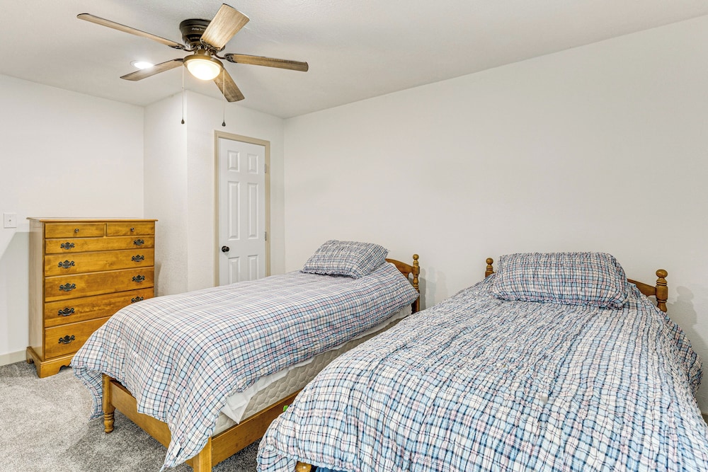 14 Mi to Dtwn: Secluded Stay in Murphy!