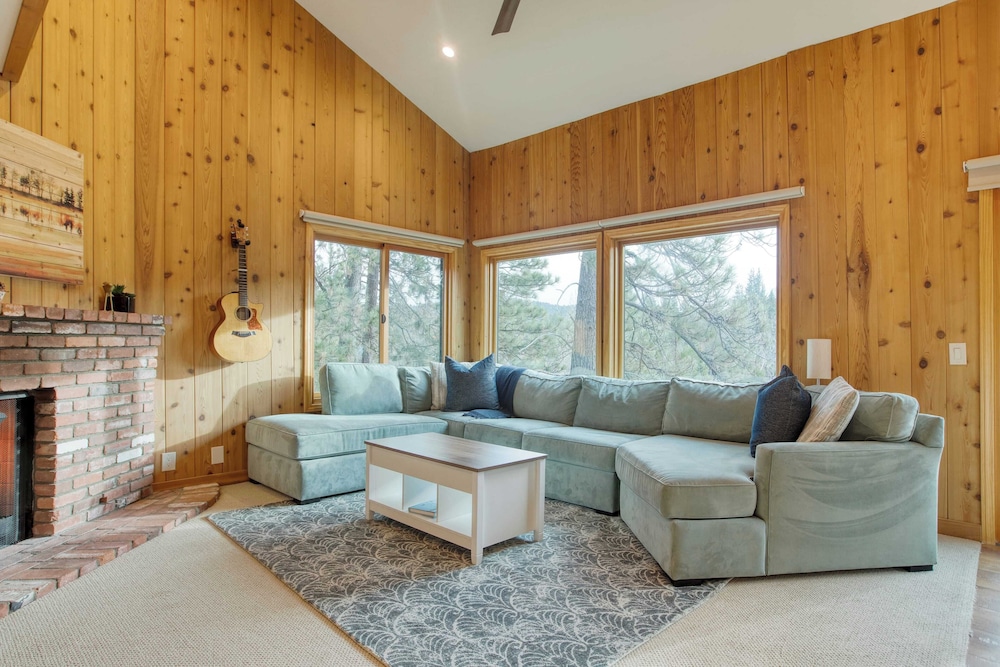 Arrowhead Lakeside Escape by Avantstay 3min Walk to Lake, Private Beach Access