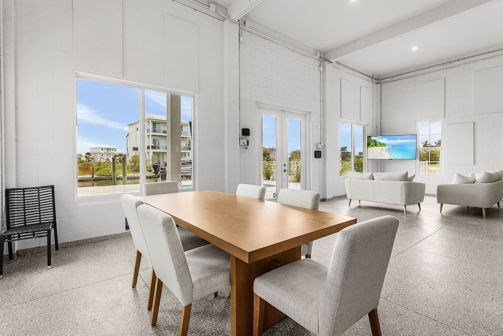 673 White Sands Retreat: Bay Views, Pool, Elevator 5 Bedroom Home