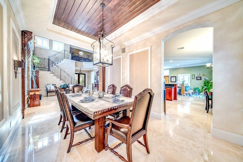 5 Bedroom Luxury Home, Minutes to Las Olas, Shops & Beach