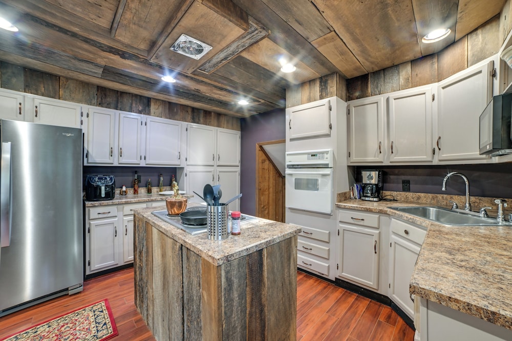 Dog-friendly Kentucky Lake Home w/ Game Room!