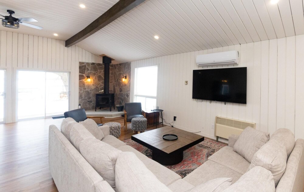 Bungalow by the Bay Spot on Wellers Bay - PEC