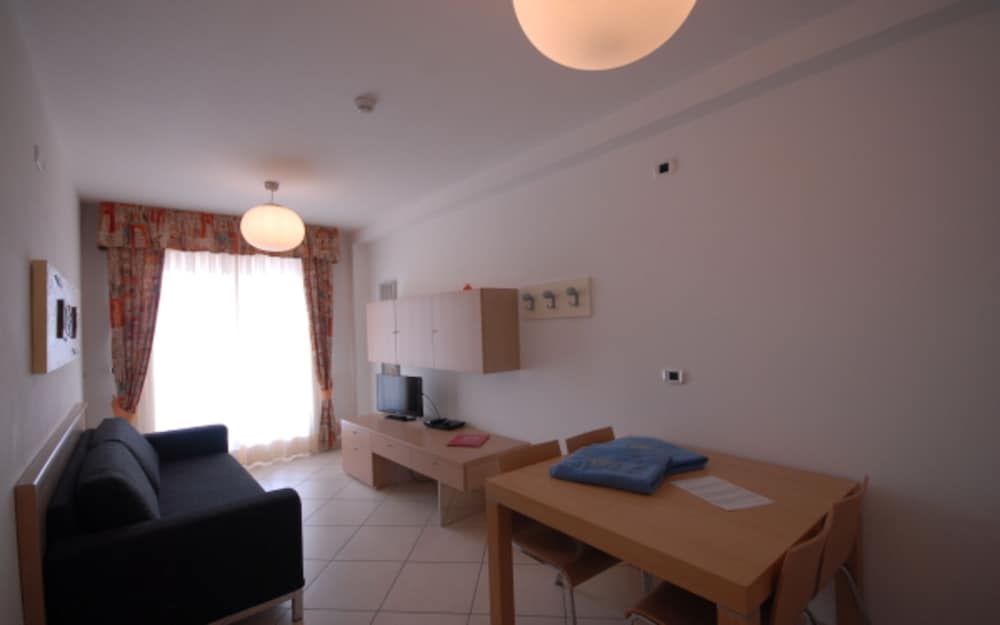 Seaside Bliss- Flat With View on the Pool