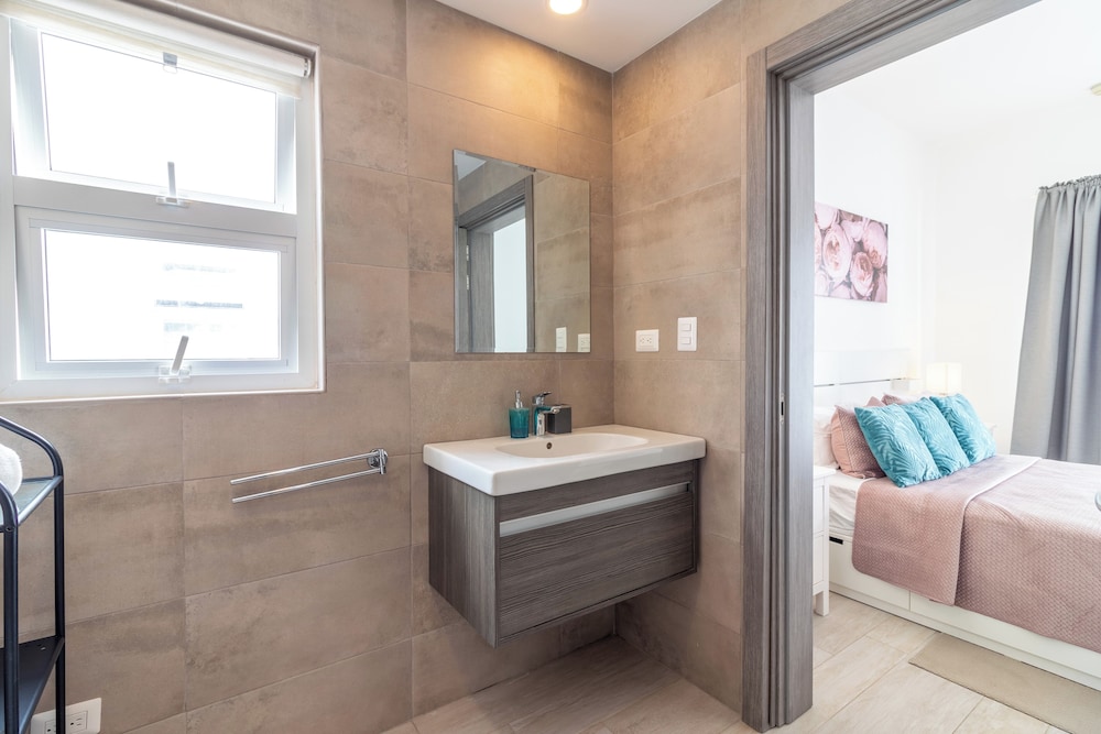 Modern 2BR Apartment - Paseo del Mar