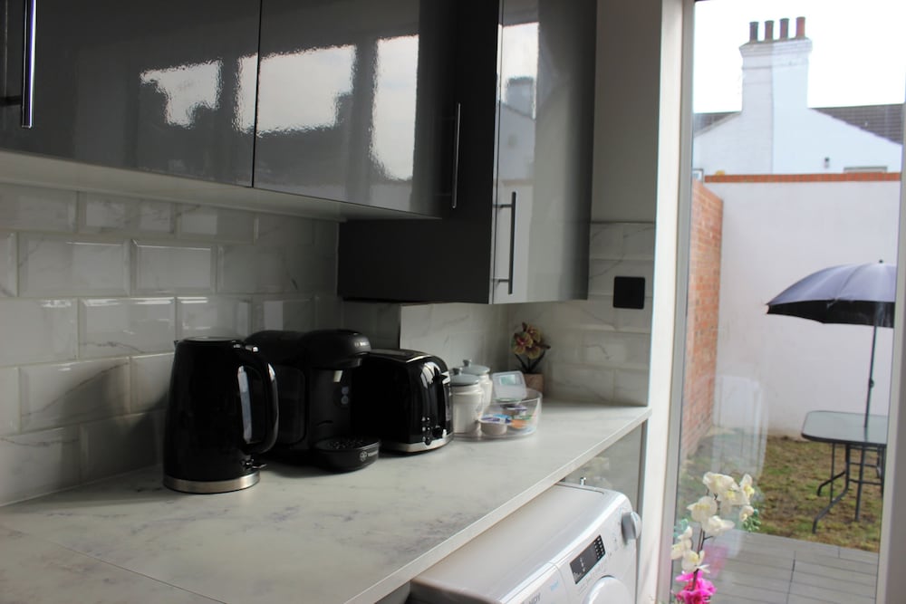 Contemporary 2 bed House With Parking