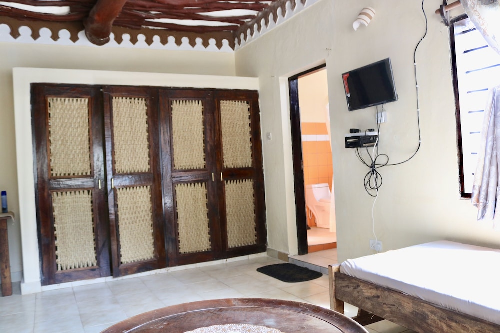 Room-a Wonderful Beach Property in Diani view 4