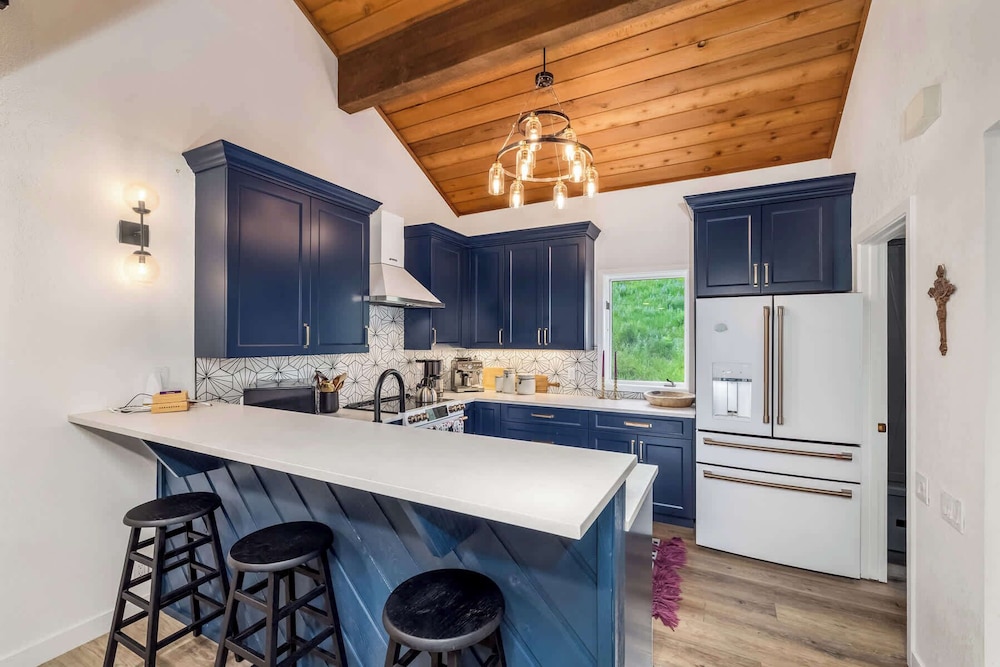 Ridgepoint Retreat Mountain Escape for 8 w/ Resort Amenities