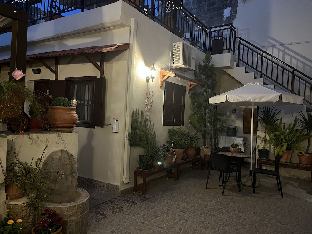 Eleni Rooms