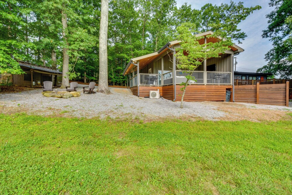 6 Mi to Helen: Romantic Georgia Cottage Hideaway!