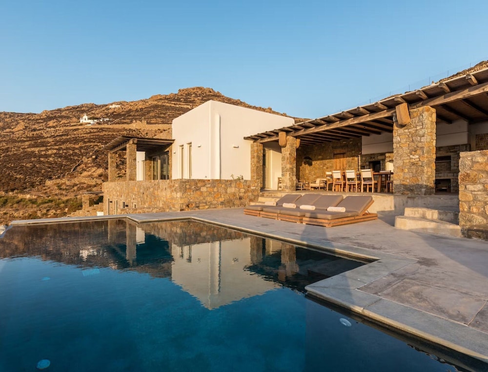 Charming Villa Near Ftelia Beach