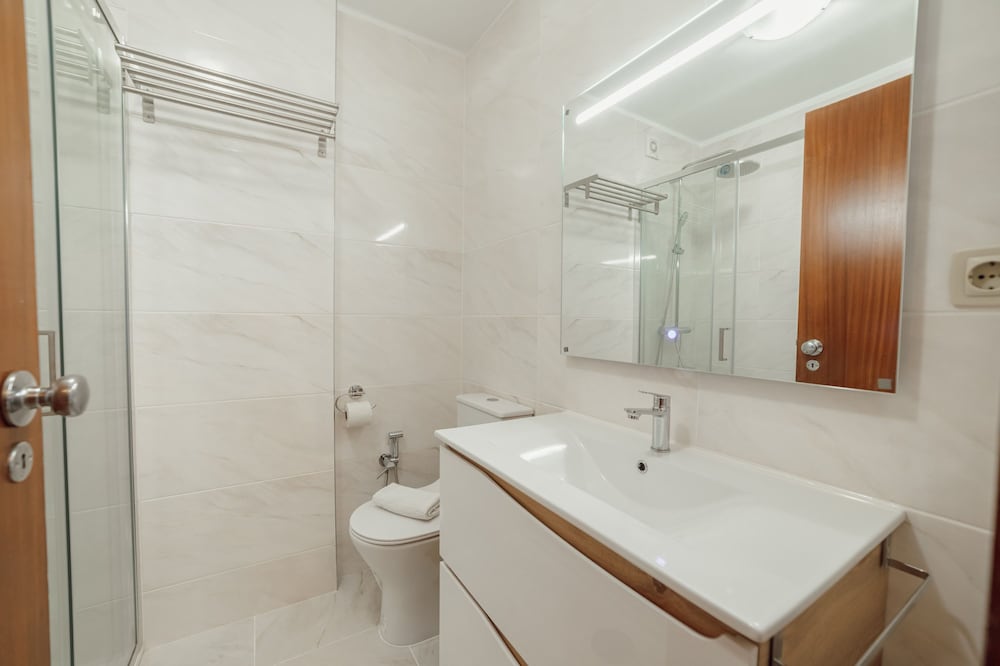 Espinho Modern 3 Bedroom Apartment by Vacationy