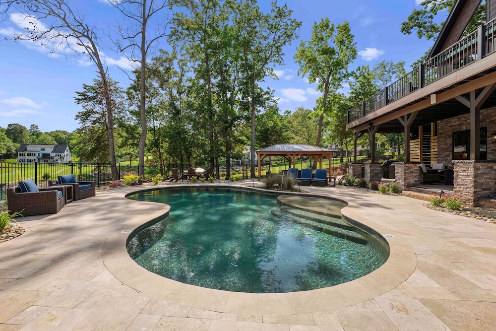 Black Bear Lodge by Avantstay Lakefront Dock Pool Theater Sleeps 20