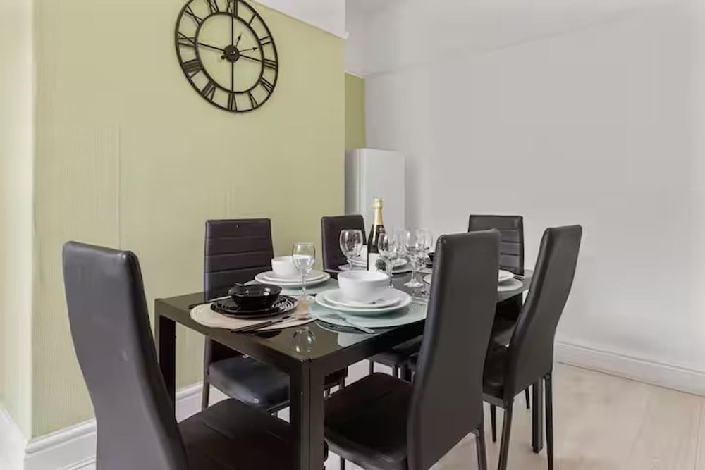 Family - Sleeps 6 - Garden - Parking